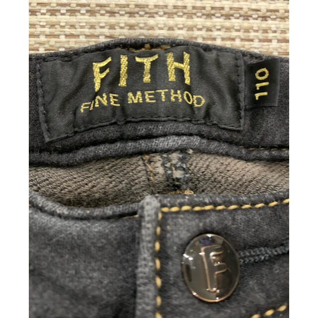 FITH(フィス)のFITH ブラックデニムジーンズ　110 キッズ/ベビー/マタニティのキッズ服男の子用(90cm~)(パンツ/スパッツ)の商品写真