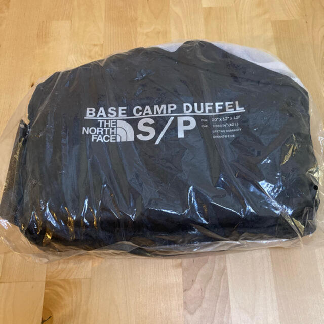 Supreme(シュプリーム)のsupreme North Face small base camp バッグ　黒 メンズのバッグ(ボストンバッグ)の商品写真