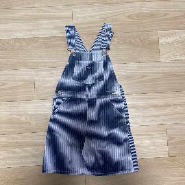 OshKosh(オシュコシュ)のサロペット デニム ジャンパースカート130cm キッズ/ベビー/マタニティのキッズ服女の子用(90cm~)(ワンピース)の商品写真