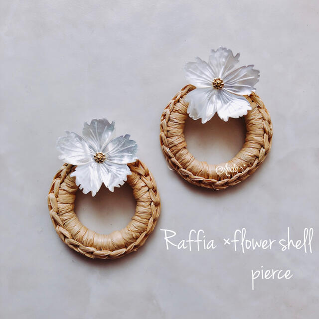 Raffia × big flower shell ハンドメイドのアクセサリー(ピアス)の商品写真