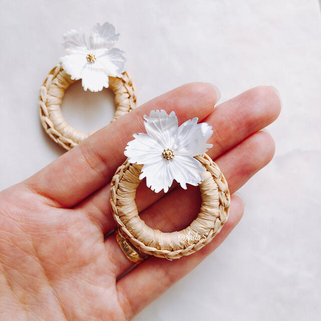 Raffia × big flower shell ハンドメイドのアクセサリー(ピアス)の商品写真