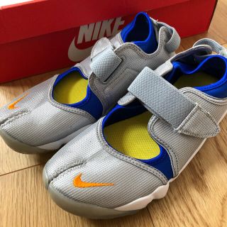 ナイキ(NIKE)の美品NIKE ナイキ エアリフトスニーカー　シルバー　24㎝(スニーカー)