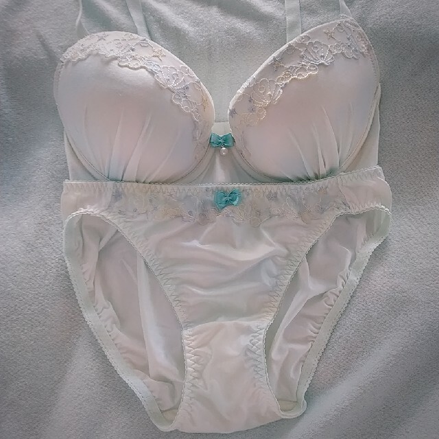 tutuanna(チュチュアンナ)の下着 ブラジャー&ショーツセット レディースの下着/アンダーウェア(ブラ&ショーツセット)の商品写真