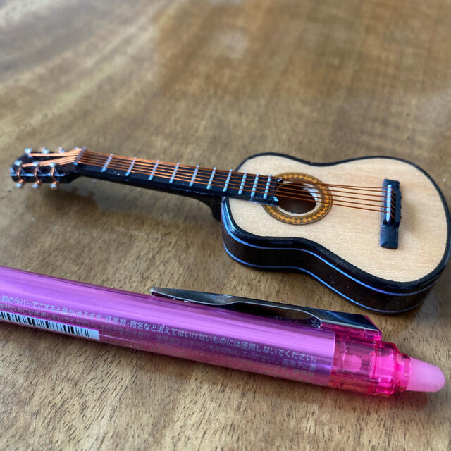 ミニチュア楽器　クラシックギター　ハードケースとギタースタンド付き ハンドメイドのおもちゃ(ミニチュア)の商品写真