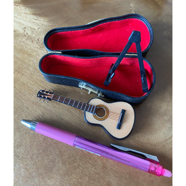 ミニチュア楽器　クラシックギター　ハードケースとギタースタンド付き ハンドメイドのおもちゃ(ミニチュア)の商品写真