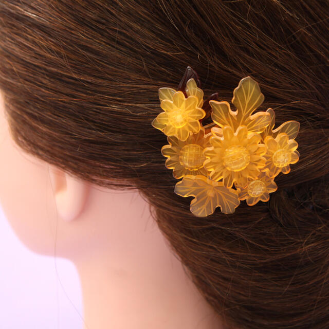 かんざし(べっ甲色、手彫り、菊花) レディースのヘアアクセサリー(その他)の商品写真