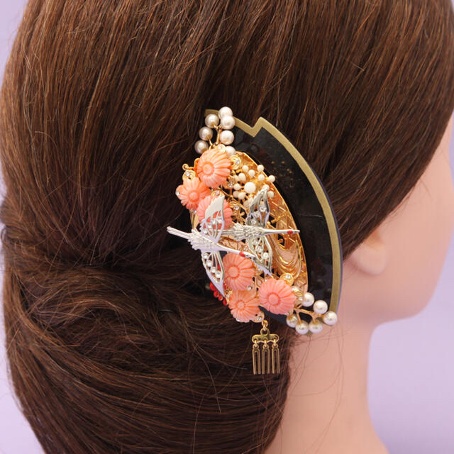 cha様専用:バチ型かんざし(二羽鶴と本珊瑚の菊花) レディースのヘアアクセサリー(その他)の商品写真