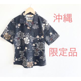 【美品】2着おまとめ シャツ ブラウス 黒 白 沖縄 希少 春 夏 花柄 (シャツ/ブラウス(半袖/袖なし))