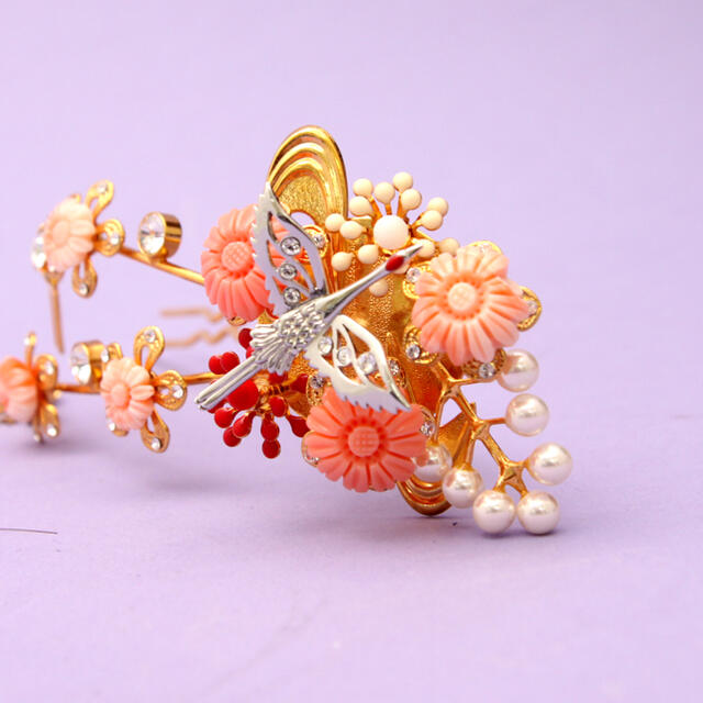 彫金かんざし(本珊瑚の菊花と飛翔鶴) レディースのヘアアクセサリー(ヘアピン)の商品写真