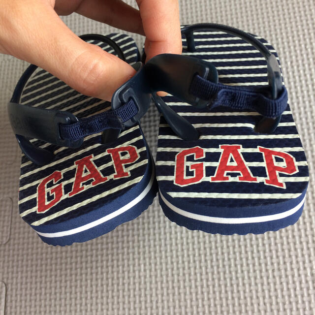 GAP(ギャップ)のGAP ビーチサンダル 14-15cm キッズ キッズ/ベビー/マタニティのキッズ靴/シューズ(15cm~)(サンダル)の商品写真