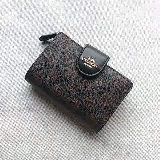 コーチ(COACH)の【新品未使用】COACH コーチ 折り財布 定番 ボタン開閉 ブラウン柄(財布)