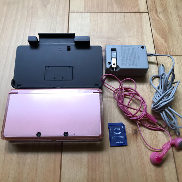 ニンテンドー3DS(ニンテンドー3DS)のNintendo 3DS ミスティピンク エンタメ/ホビーのゲームソフト/ゲーム機本体(携帯用ゲーム機本体)の商品写真