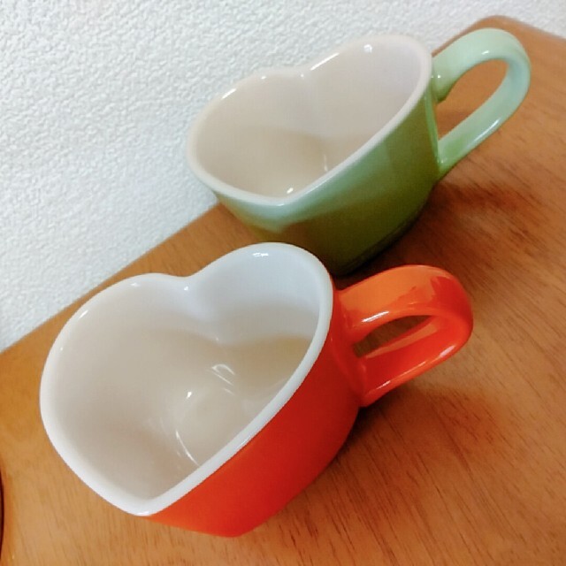 LE CREUSET(ルクルーゼ)のル・クルーゼ　マグカップ　ハート型　美品　2個セット インテリア/住まい/日用品のキッチン/食器(グラス/カップ)の商品写真