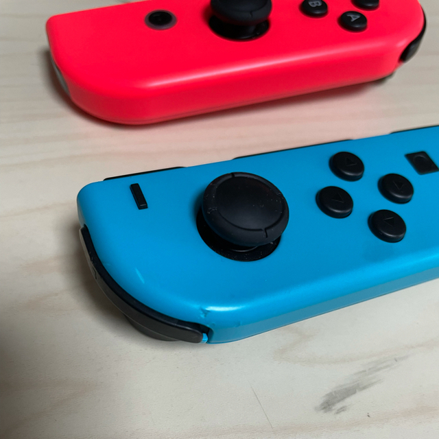 Nintendo Switch(ニンテンドースイッチ)のNintendo Switch Joy-Conセット ネオンブルー ネオンレッド エンタメ/ホビーのゲームソフト/ゲーム機本体(家庭用ゲーム機本体)の商品写真
