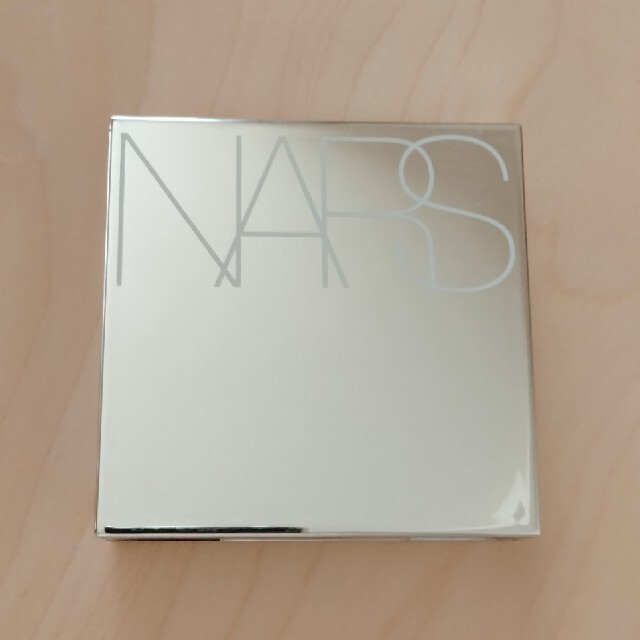 NARS(ナーズ)の限定シルバー ナーズ NARS クッションファンデケース　 コスメ/美容のベースメイク/化粧品(ファンデーション)の商品写真