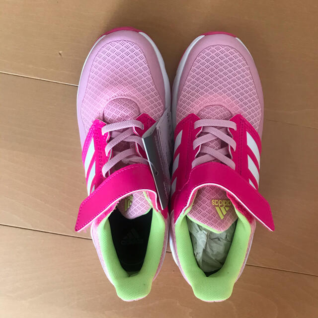 adidas(アディダス)のadidas 21.5㎝スニーカー キッズ/ベビー/マタニティのキッズ靴/シューズ(15cm~)(スニーカー)の商品写真