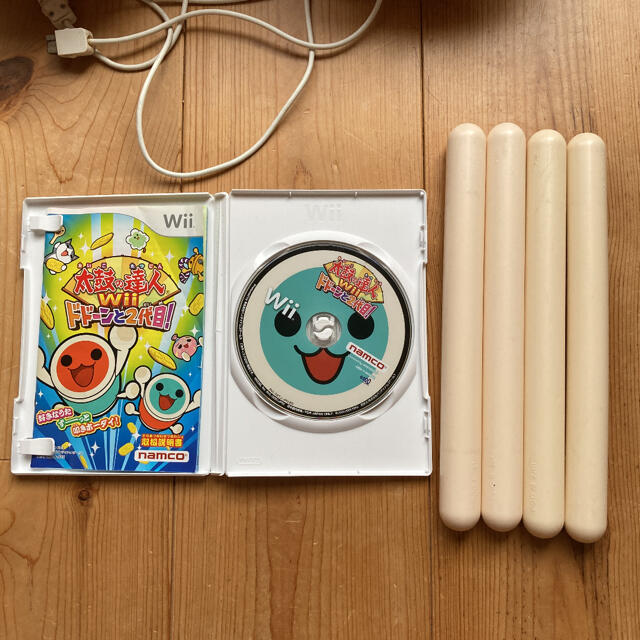 Wii(ウィー)の【値下げ】太鼓の達人Wii ドドーンと2代目　タタコン2台セット エンタメ/ホビーのゲームソフト/ゲーム機本体(家庭用ゲームソフト)の商品写真