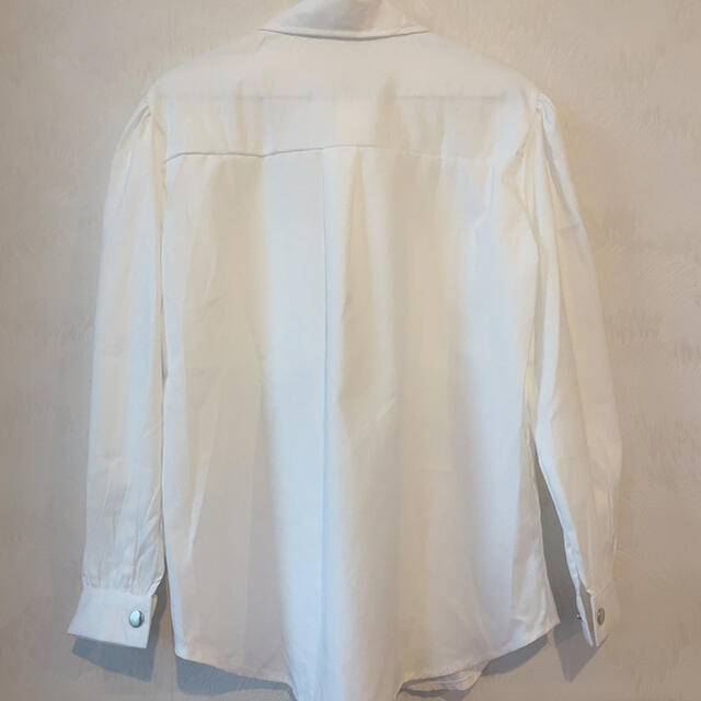 ZARA(ザラ)のボリュームスリーブデニムシャツブラウス　ホワイト　白 レディースのトップス(シャツ/ブラウス(長袖/七分))の商品写真