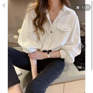 ザラ(ZARA)のボリュームスリーブデニムシャツブラウス　ホワイト　白(シャツ/ブラウス(長袖/七分))