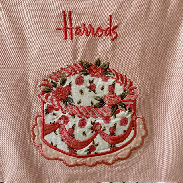 Harrods(ハロッズ)の★ハロッズ★レア！エプロン ピンク 花柄 ケーキ フリーサイズ インテリア/住まい/日用品のキッチン/食器(その他)の商品写真