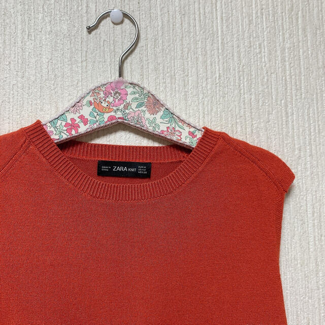 ZARA(ザラ)のZARA KNIT   ビビットオレンジ　　袖なしノースリーブ❤︎美品 レディースのトップス(カットソー(半袖/袖なし))の商品写真