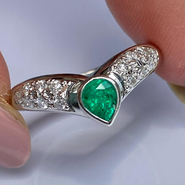 pt900   鮮やかなビタミン グリーン  エメラルド ダイヤモンド リング