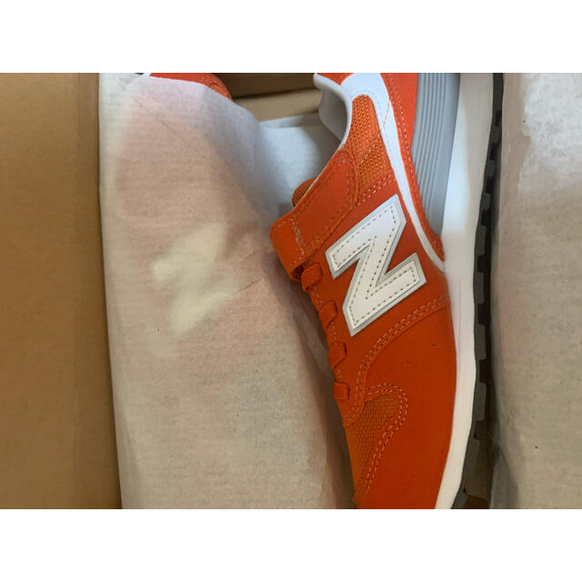 New Balance(ニューバランス)のニューバランス　オレンジ　21.5    キッズ キッズ/ベビー/マタニティのキッズ靴/シューズ(15cm~)(スニーカー)の商品写真