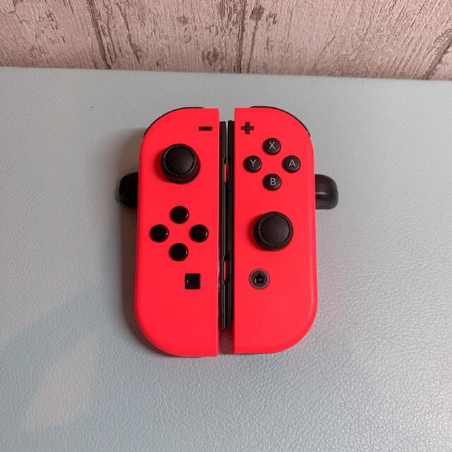 Nintendo Switch(ニンテンドースイッチ)の美品 人気カラー ネオンレッド Switch 左右セット ジョイコン エンタメ/ホビーのゲームソフト/ゲーム機本体(その他)の商品写真