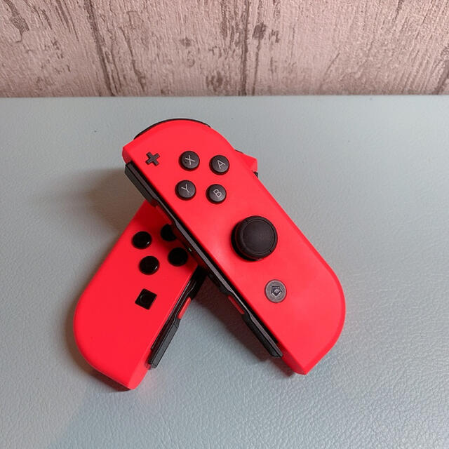 Nintendo Switch(ニンテンドースイッチ)の美品 人気カラー ネオンレッド Switch 左右セット ジョイコン エンタメ/ホビーのゲームソフト/ゲーム機本体(その他)の商品写真