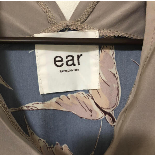 ear PAPILLONNER(イアパピヨネ)の【お値下げ中！】ear  papillonner トップス グレー 鳥  レディースのトップス(シャツ/ブラウス(半袖/袖なし))の商品写真