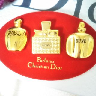 ディオール(Christian Dior) 香水 レディース(ゴールド/金色系)の 世界的に ディオール シュシュ&ピンバッジ+フレグランス他多数 トライアルセット/サンプル
