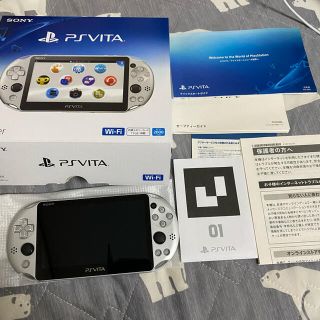 プレイステーションヴィータ(PlayStation Vita)のPS Vita 2000 シルバー　美品(携帯用ゲーム機本体)