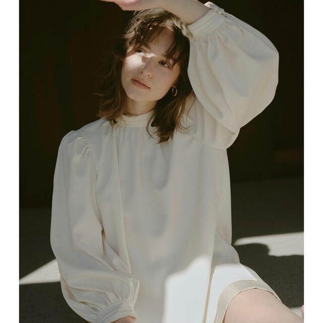 Volume Gather Blouse L'Or レディースのトップス(シャツ/ブラウス(長袖/七分))の商品写真