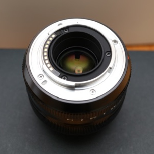 富士フイルム(フジフイルム)の富士フイルム XF 35mm F1.4 R　おまけ スマホ/家電/カメラのカメラ(レンズ(単焦点))の商品写真