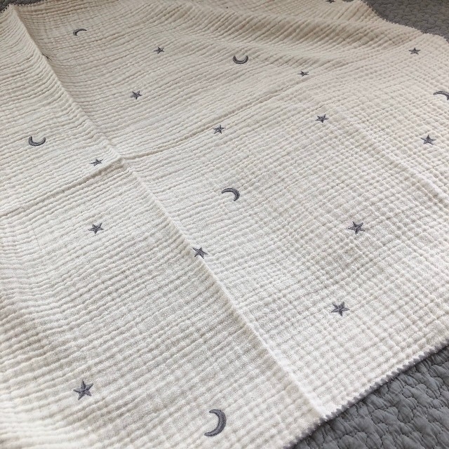 星と月ブルーグレー刺繍3重ガーゼブランケット　韓国イブル　ベビー　70×90cm キッズ/ベビー/マタニティのこども用ファッション小物(おくるみ/ブランケット)の商品写真