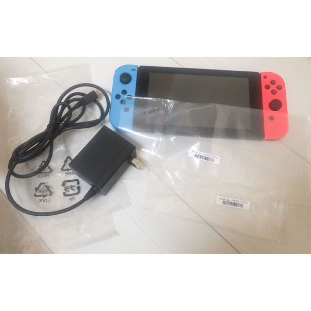 Nintendo Switch(ニンテンドースイッチ)の★超美品★ 新型Nintendo Switchスウィッチスイッチゲーム付属品完備 エンタメ/ホビーのゲームソフト/ゲーム機本体(家庭用ゲーム機本体)の商品写真