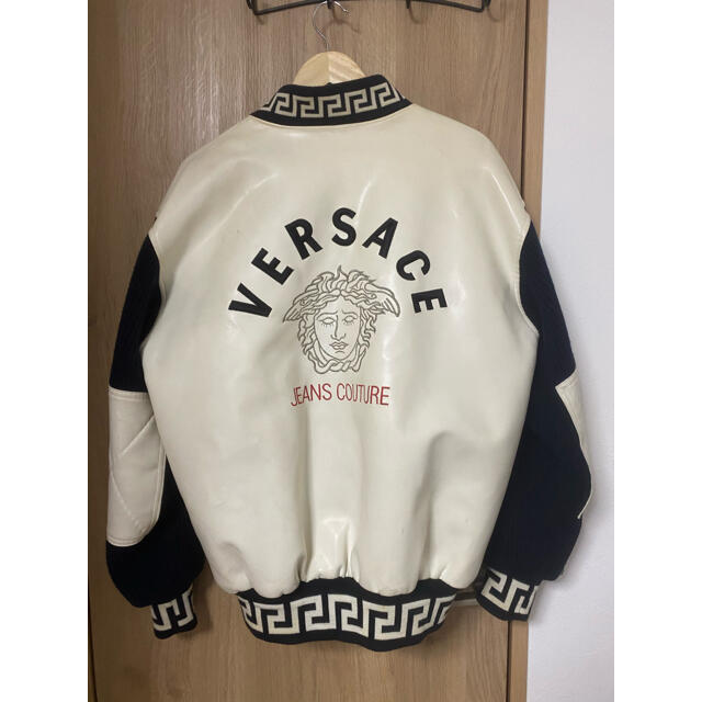 さんにⒻ VERSACE フェイクレザー スタジャンの通販 by lala｜ヴェルサーチならラクマ - Versace さんに - www