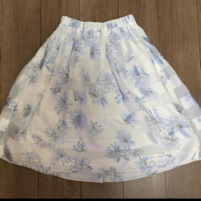 MERCURYDUO(マーキュリーデュオ)のマーガレット柄スカート レディースのスカート(ひざ丈スカート)の商品写真