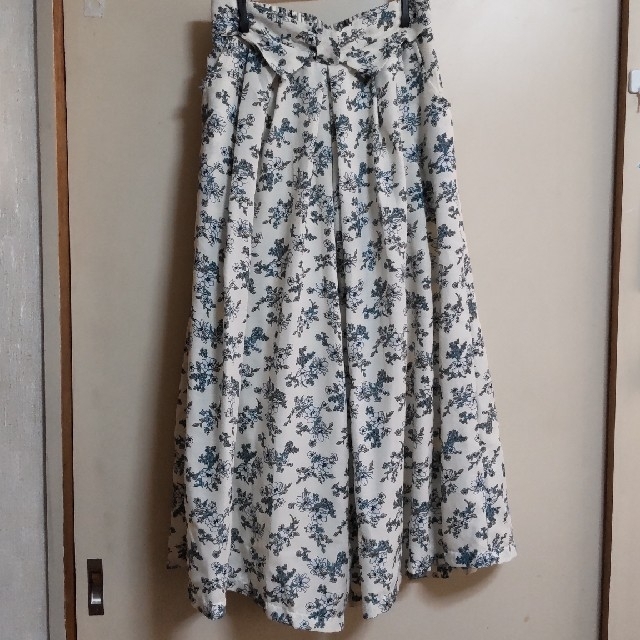 Zootie(ズーティー)のホワイト 花柄 ロングスカーチョ レディースのスカート(ロングスカート)の商品写真