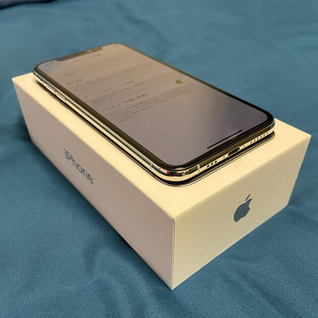 Apple(アップル)の【新品】iPhonexs  256G SIMフリー　silver　新品未使用 スマホ/家電/カメラのスマートフォン/携帯電話(スマートフォン本体)の商品写真