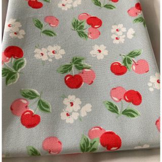 キャスキッドソン(Cath Kidston)のキャスキッドソン　生地　布　帆布　ブルー×チェリー さくらんぼ(生地/糸)