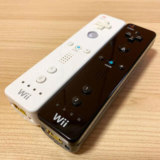 ウィー(Wii)の任天堂Wiiリモコン白黒２つセット(家庭用ゲーム機本体)