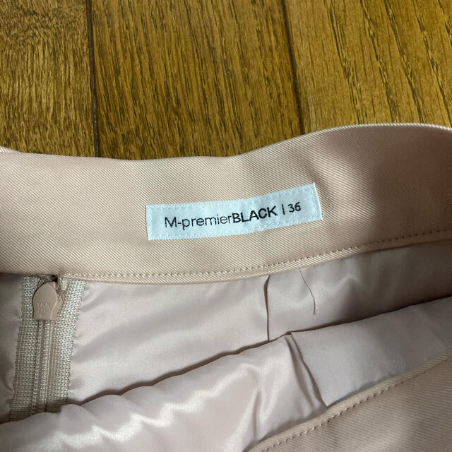 M-premier(エムプルミエ)のタックフレアスカート　ピンクベージュ　未使用 レディースのスカート(ひざ丈スカート)の商品写真