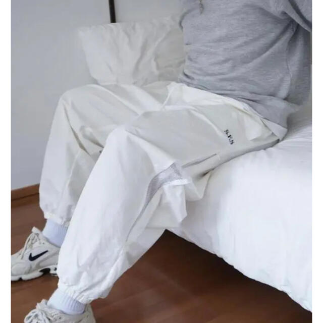 COMOLI(コモリ)のPrivatebrand by S.F.S TrackPants white 白 メンズのパンツ(ワークパンツ/カーゴパンツ)の商品写真