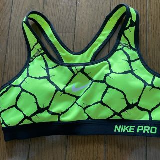 ナイキ(NIKE)のNIKEスポーツブラMサイズ(トレーニング用品)