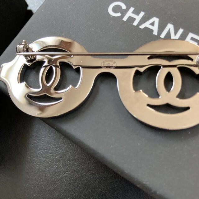 CHANEL(シャネル)の【新品未使用希少完売品シャネルブローチ❤️ラインストーン　ネックレス　ココマーク レディースのアクセサリー(ブローチ/コサージュ)の商品写真