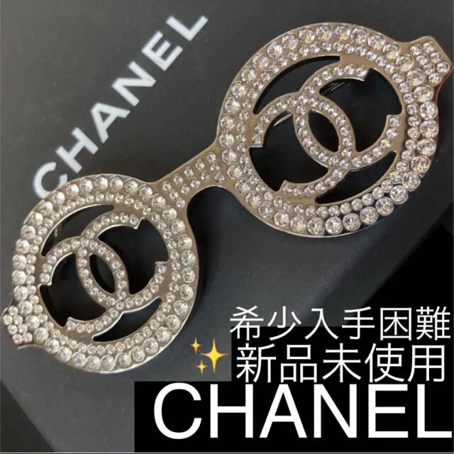 CHANEL(シャネル)の【新品未使用希少完売品シャネルブローチ❤️ラインストーン　ネックレス　ココマーク レディースのアクセサリー(ブローチ/コサージュ)の商品写真