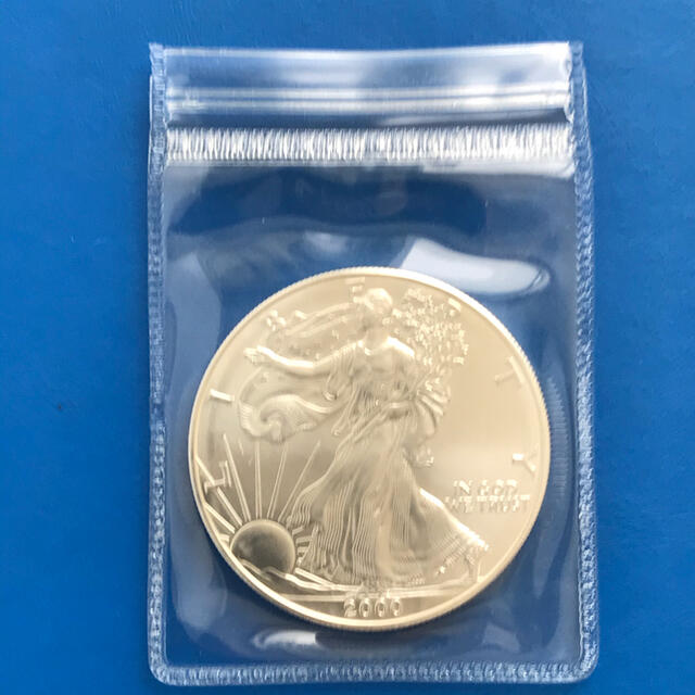 見る角度によっては多彩な輝きを放つ銀貨 2000年 アメリカ イーグル
