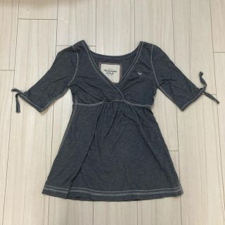 アバクロンビーアンドフィッチ(Abercrombie&Fitch)のアバクロ　カットソー　グレー　袖リボン(カットソー(長袖/七分))