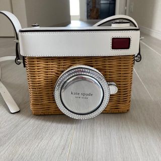 ケイトスペードニューヨーク(kate spade new york)のケイトスペード　カゴバッグ　カメラ(ホワイト)(かごバッグ/ストローバッグ)